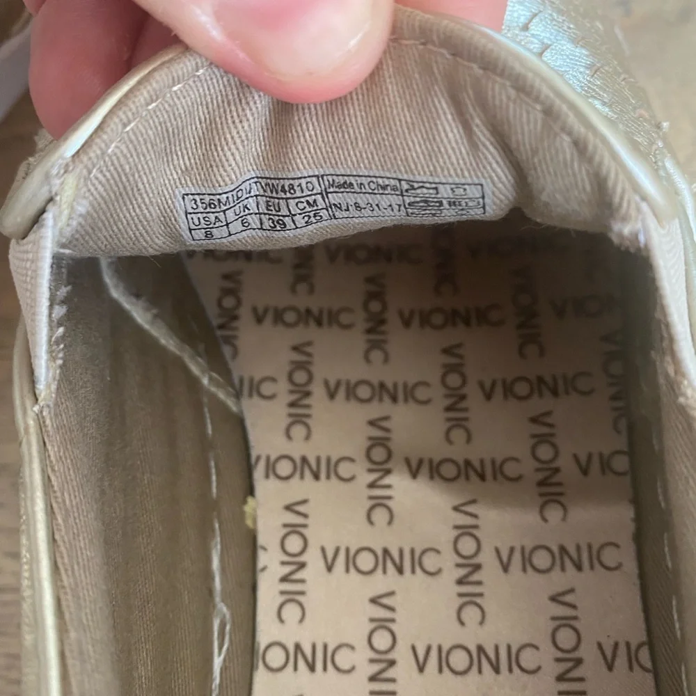 Vionic scalloped slip on sneaker gold size 8 - Picture 6 of 6